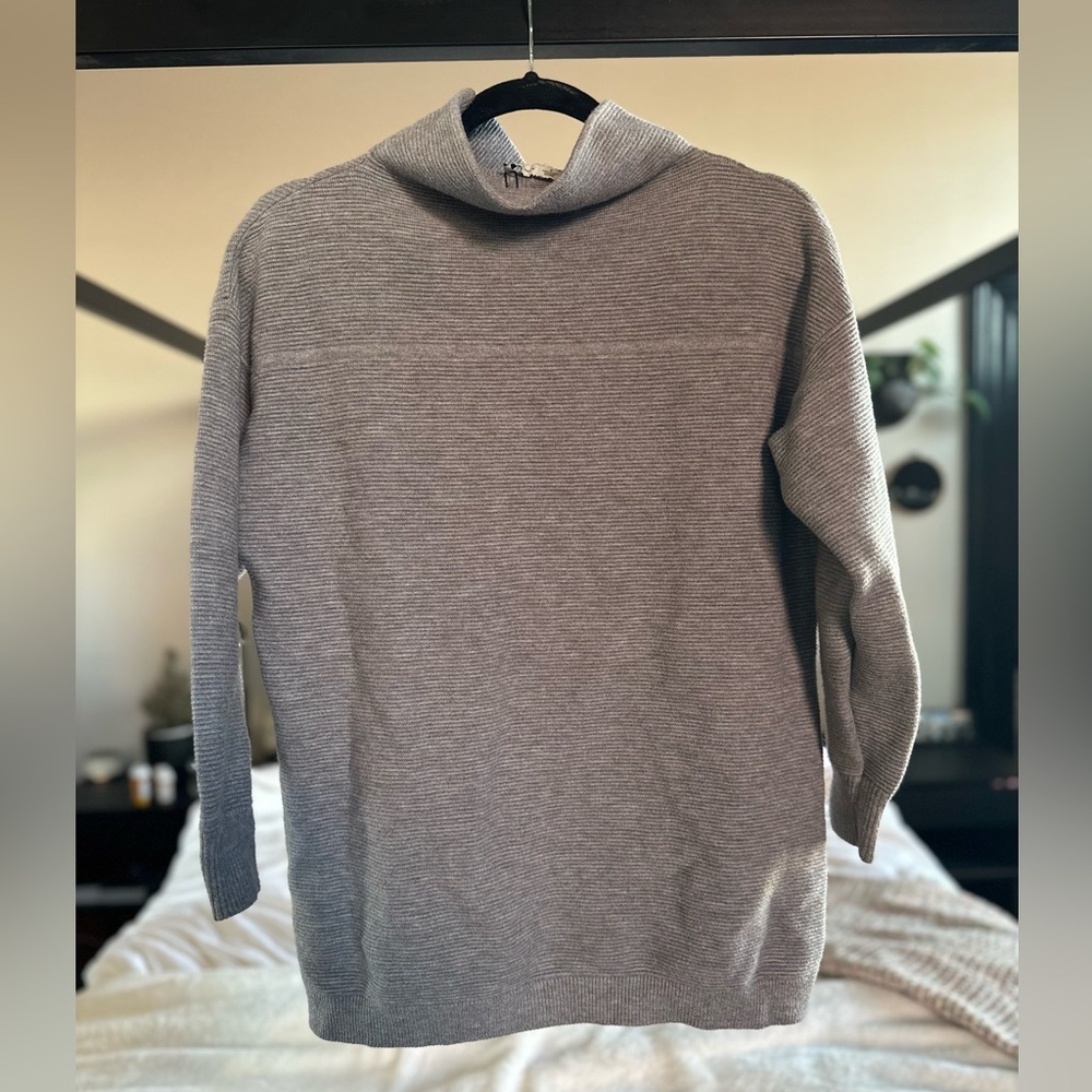 Ribbed mock neck grey sweater pullover